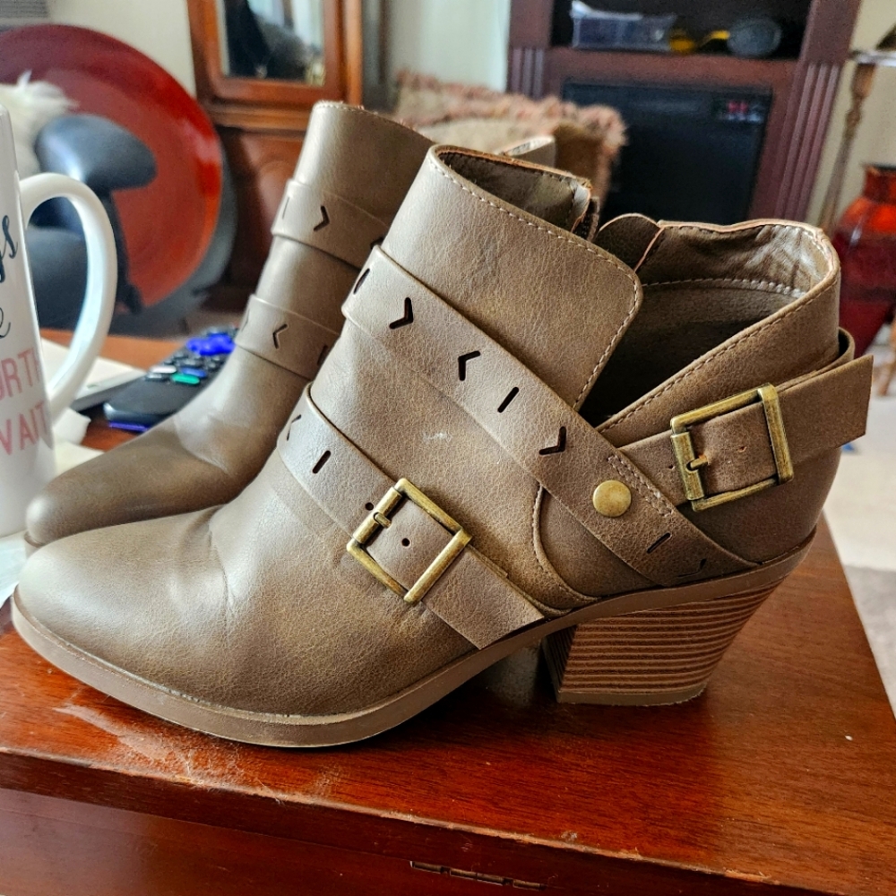 JUST FAB ANKLE BOOTS WITH SIDE ZIPPERS  BROWN LEATHER SIZE 8